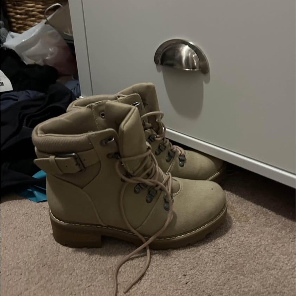 Universal Thread Women's Tan Lace-Up Boots